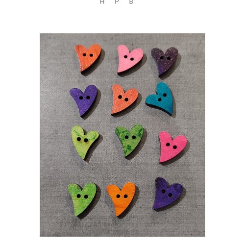 Lot de 12 boutons en bois en forme de coeurs