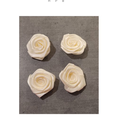 Lot de 4  fleurs à coller ou à coudre