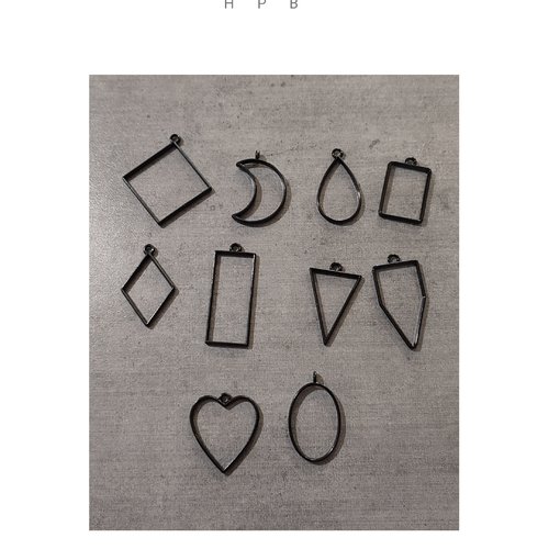 Assortiment de 10 pendentifs cadres noirs