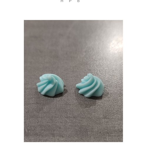 Lot de deux cabochons en résine "chantilly"