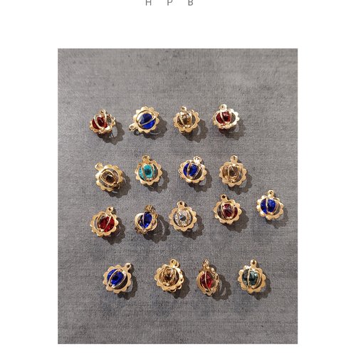 Assortiment de 17 breloques perles et cage en métal doré