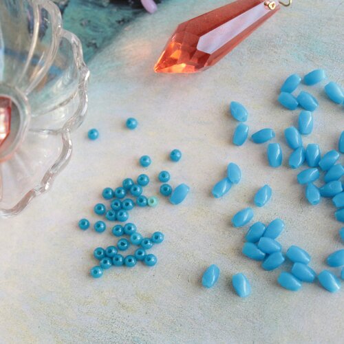 lot 40 gr perle de passementerie  ancienne en verre  couleur  bleu