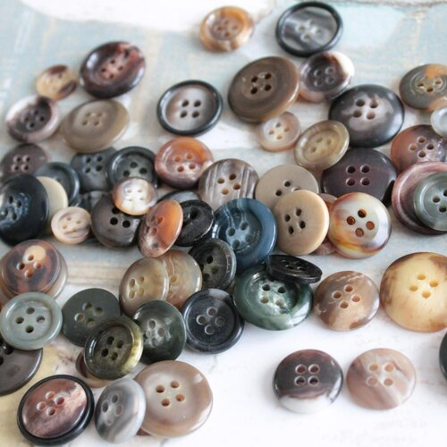 Assortiment de 30 boutons marbrés de différents couleurs et diamètres, boutons gris, boutons marrons, mercerie vintage, 1009