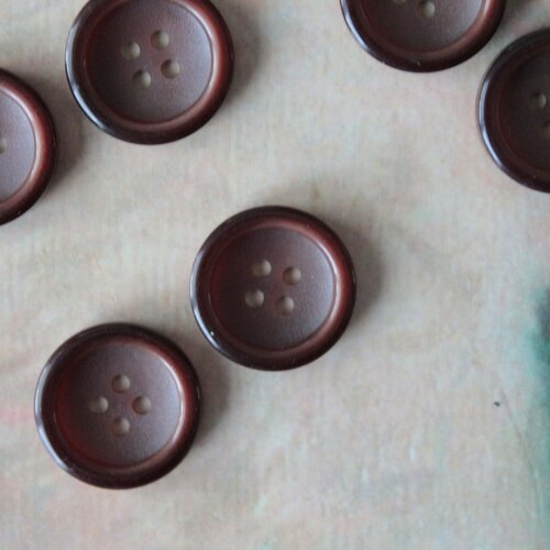 7 boutons ronds marron 4 trous polyester 17 mm, 1997