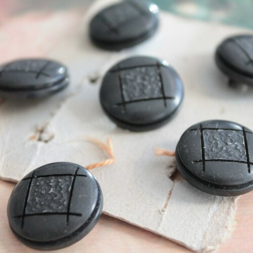 6 boutons ronds noirs vintage en polyester sur plaque cartonnée grise, 1150