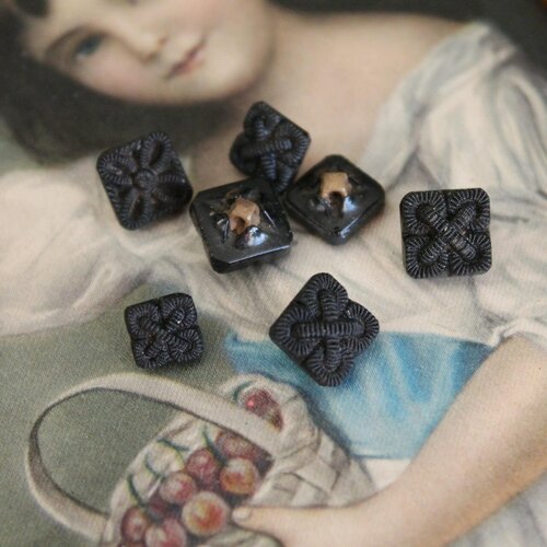 7 petits boutons carrés noirs de cols anciens en jais noirs, mercerie ancienne française du début xxème, bouton noir pour poupées, ref453