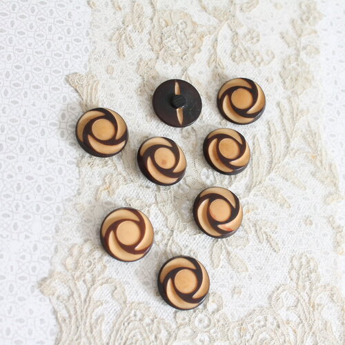 Série de 8 boutons anciens art déco marron et crème, 4280