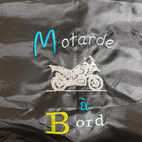 Tote bag sac pochon pouch en tissu noir brodé "motarde à bord" pour moto, vêtements, doudoune, diam 20cm x h 40cm  polyester déperlan