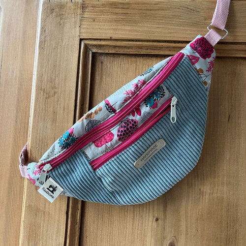 Sac banane 2 poches à bandoulière modèle enfant , swan, en velours côtelé bleu vert clair et tissu molletonné fleuri, taille enfant