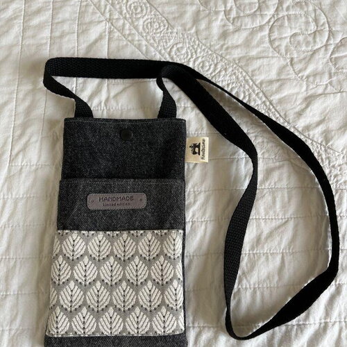 Etui sac pochette sacoche bandoulière, belle-ile-en-mer, tissu jean gris noir et tissu feuilles gris pour téléphone portable 12 x 21 cm