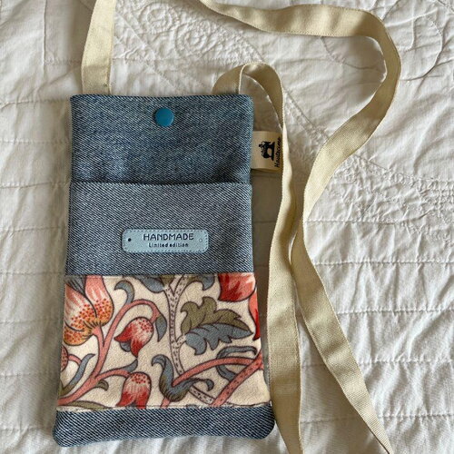 Sac pochette sacoche à bandoulière, nancy , tissu jean bleu clair et velours lisse fleuri saumon pour téléphone portable 12x21 cm