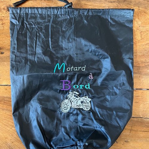 Tote bag sac pochon pouch en tissu noir brodé "motard à bord" pour moto, vêtements, doudoune, diam 20cm x h 40cm  polyester déperlant