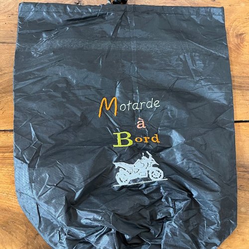 Tote bag sac pochon pouch en tissu noir brodé "motarde à bord" pour moto, vêtements, doudoune, diam 20cm x h 40cm  polyester déperlant