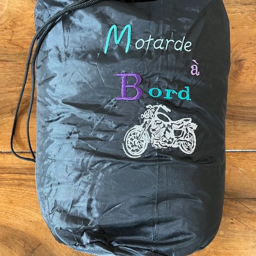 Tote bag sac pochon pouch en tissu noir brodé "motarde à bord" pour moto, vêtements, doudoune, diam 20cm x h 40cm  polyester déperlant