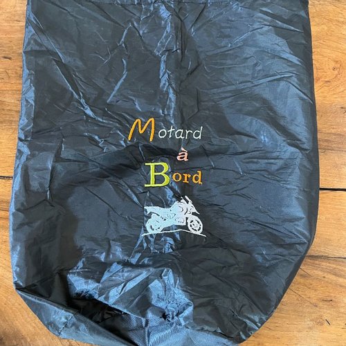 Tote bag sac pochon pouch en tissu noir brodé "motard à bord" pour moto, vêtements, doudoune, diam 20cm x h 40cm  polyester déperlant