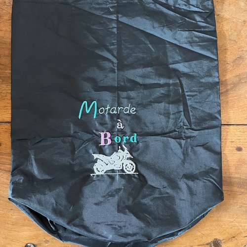 Tote bag sac pochon pouch en tissu noir brodé "motarde à bord" pour moto, vêtements, doudoune, diam 20cm x h 40cm  polyester déperlant