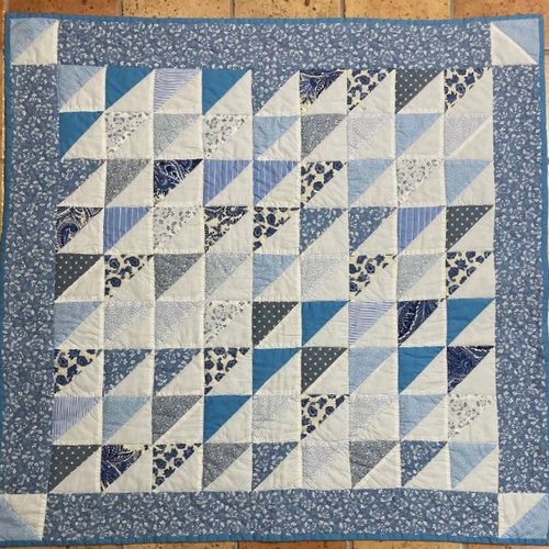 Tapis de table , bridge ou panneau mural 88 cm x 89 cm , matelassé, quilté, tons bleus neuf