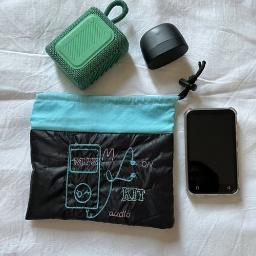 Pochette sac en tissu molletonnée pour lecteur mp3 mp4 , écouteurs et mini enceinte 17cm x 18 cm