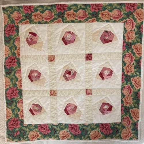 Panneau tableau mural, tapis bridge, en tissu les roses, quilt, patchwork, tapis table guéridon  88 cm  x 88cm, couleurs roses saumon  neuf