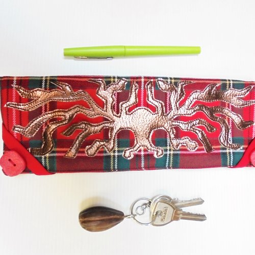 Larfeuille alien sur ecossais rouge, large portefeuille