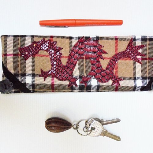 Larfeuille dragon rouge sur ecossais beige, large portefeuille