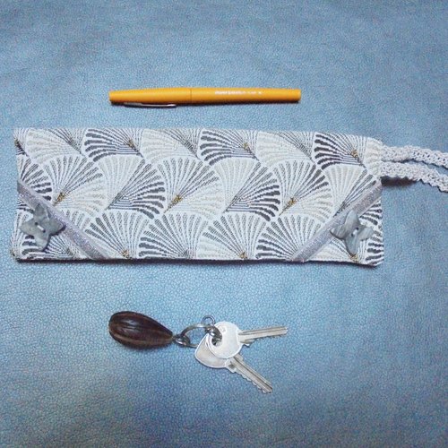 Larfeuille à dragonne éventail gris clair, large portefeuille