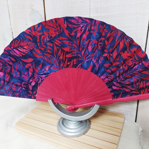 Eventail bois peint tissu batik feuillages rouges sur fond bleu marine