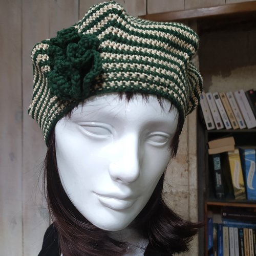 Béret marin vert au crochet avec fleur