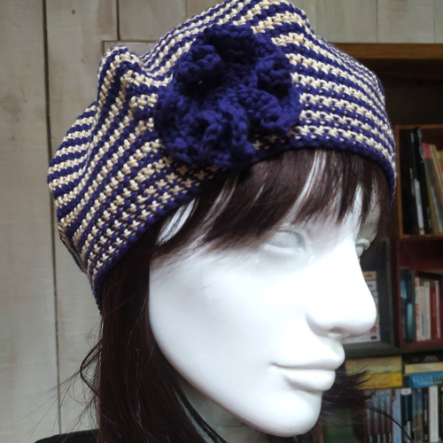 Béret marin violet au crochet avec fleur