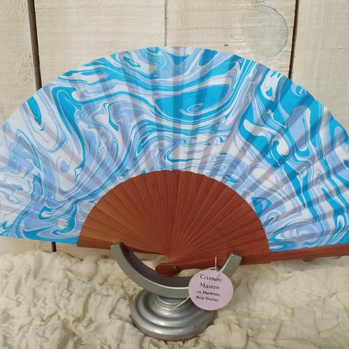 Eventail tissu marbré bleu et blanc bois fruitier