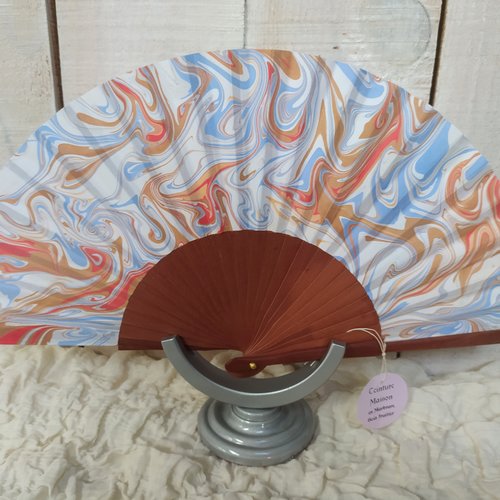 Eventail tissu marbré marron rouge et bleu bois fruitier