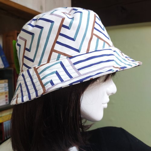 Chapeau bob art déco à la plage lignes sur fond blanc