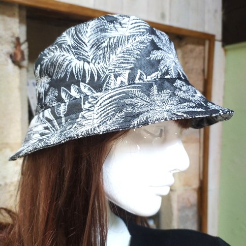 Chapeau bob feuillages exotiques en négatif