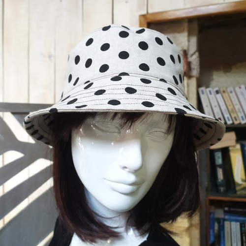 Chapeau bob pois noirs sur fond lin