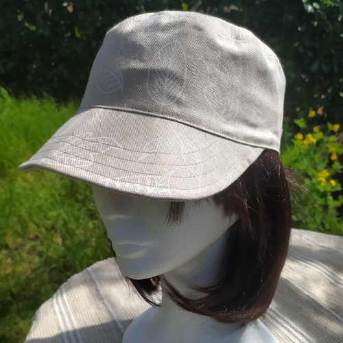 Casquette beige effet lin feuilles blanches
