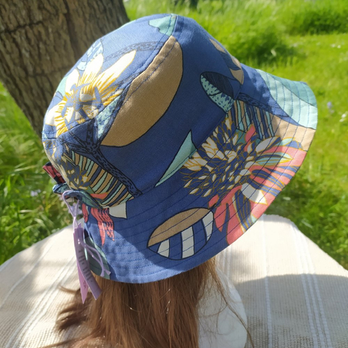 Chapeau bob bleu fleurs macro