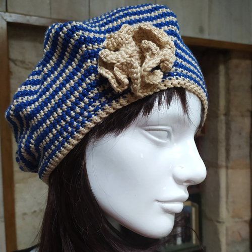 Béret marin bleu roi au crochet avec fleur