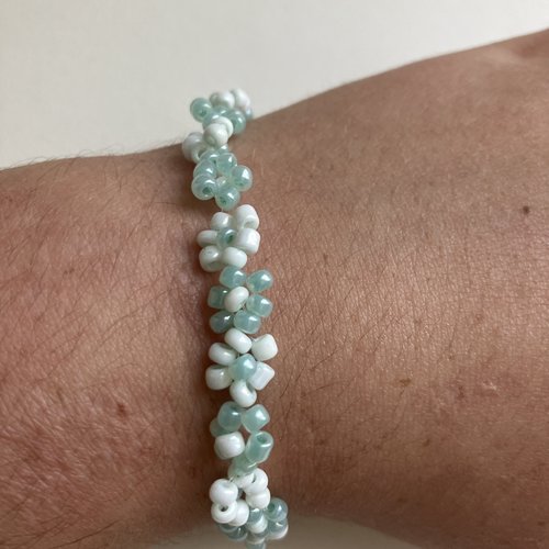 Bracelet fait main en perles fleurs vertes