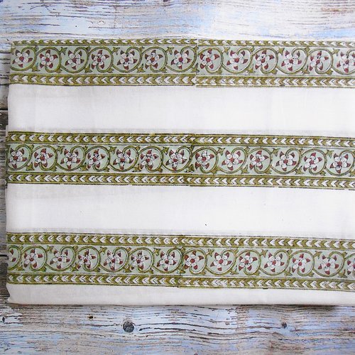Tissu indien à la coupe 110cm de largeur coton inde imprimé main block print coton fleurs vert blanc rouge