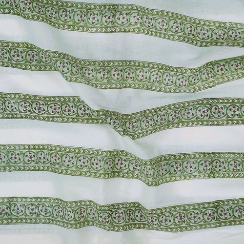 Tissu indien à la coupe 110cm de largeur coton inde imprimé main block print coton fleurs vert blanc rouge