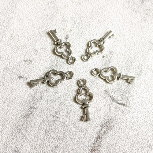 10 breloques petites clés forme trèfle métal argent 6x15mm