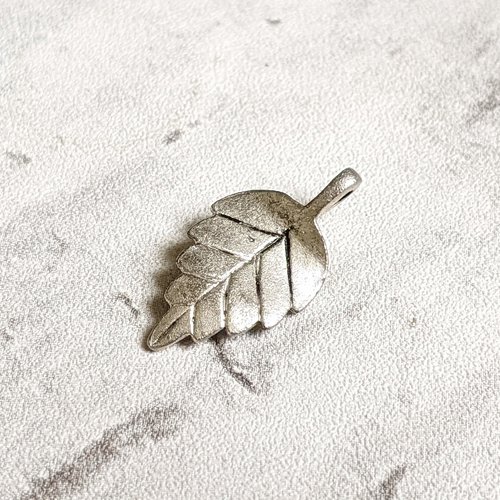 1 breloque pendentif feuille métal couleur argenté aluminium plante branche thème nature 27x19mm