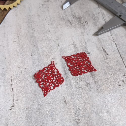 Estampes pendentifs losange filigrane rouge émail 3,8 x 3 cm x2