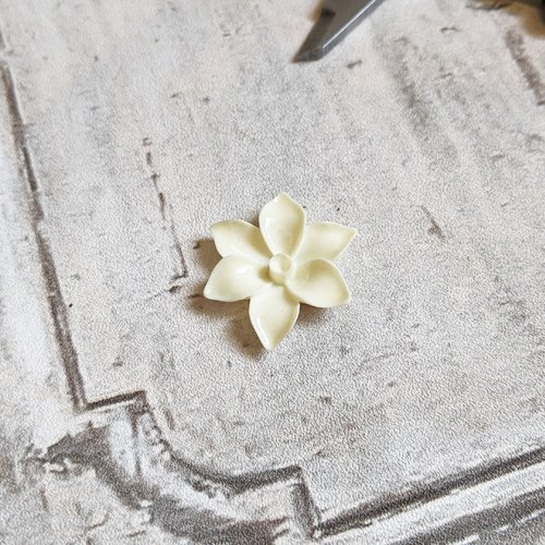 Cabochons grande fleur blanche en plastique brillant 30 mm x2