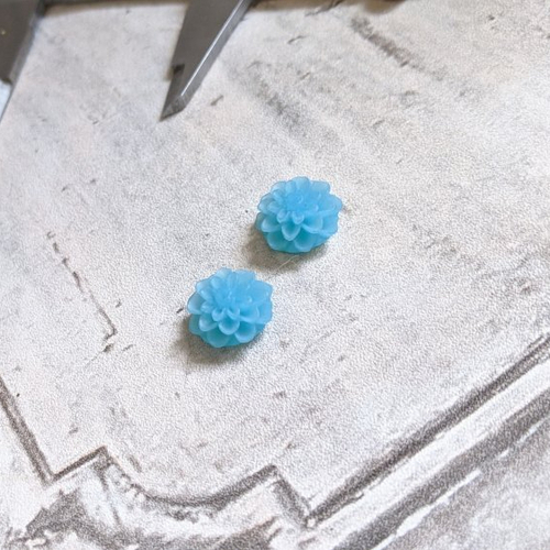 Petits cabochons fleur rouge en résine bleue mat 15 mm à coller x2