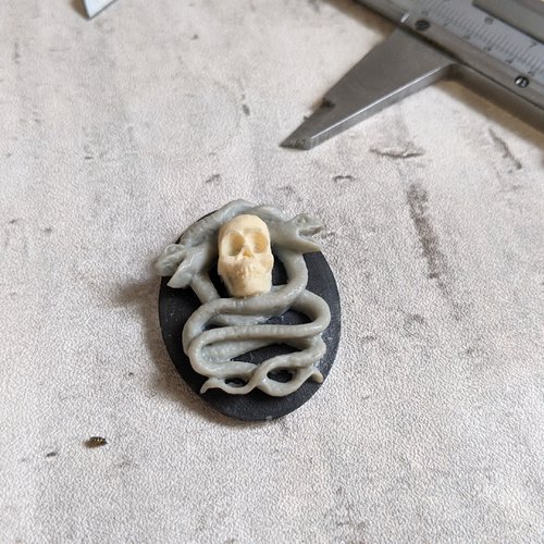 Cabochon en résine gothique serpent crâne noir et gris 39 x 29 mm