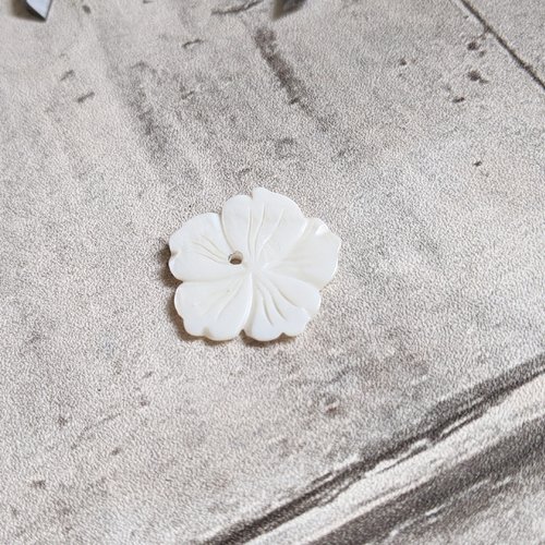 Pendentif fleur en nacre naturel blanc 27 mm x1