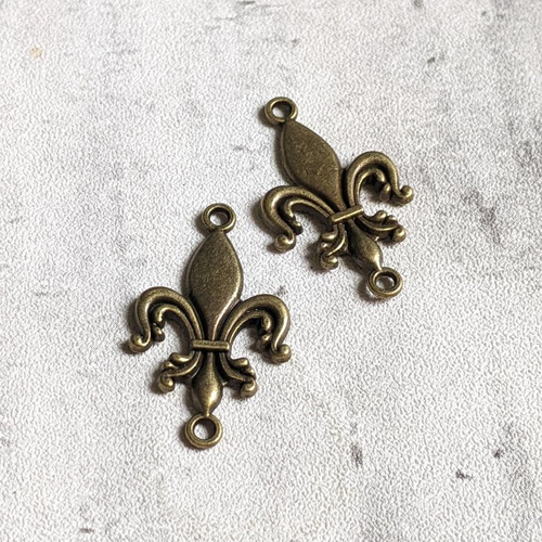 Connecteurs breloques fleur de lys métal bronze thème royal 31x19mm x2