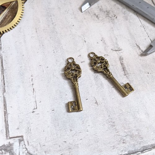 Pendentif clé poignée d'épée métal bronze 50x15mm x1