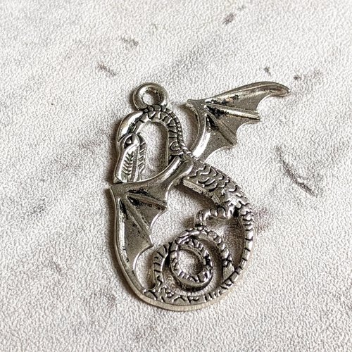 Pendentif animal dragon fantastique conte de fée métal argenté 37x32mm x1